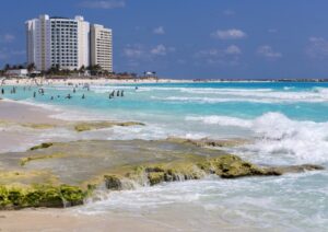 Plage et zone hôtelière de Cancún pour illustrer Cancun ville dangereuse